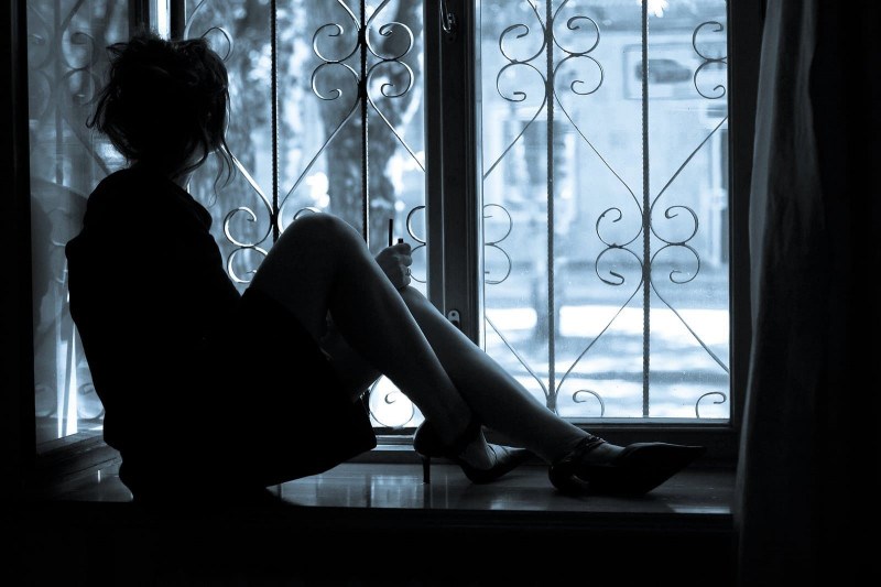 Травмирующий опыт у одинокой женщины