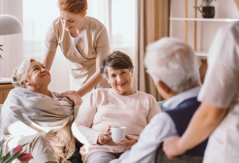 Пожилые родственники в доме престарелых Пожилые родственники в доме престарелых