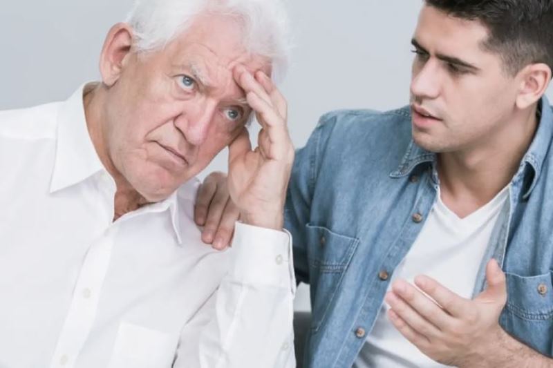 Сын и отец в доме престарелых Сын и отец в доме престарелых